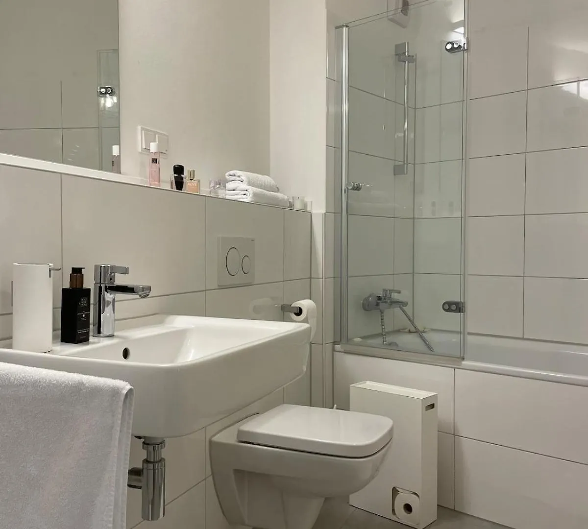 Design Apartment With River View Dusseldorf